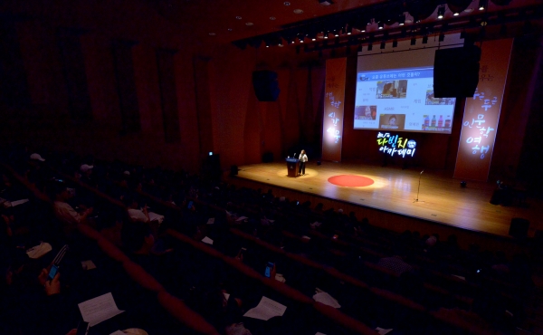 문유심 연출가의 특강 참석자들이 강연을 듣고 있다.