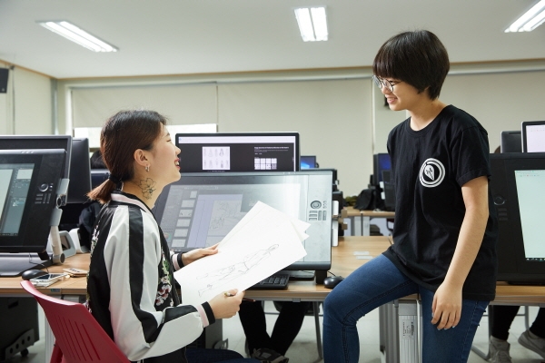 한국영상대 웹툰창작체험관에서 작품에 대해 논의하고 있는 실습생들
