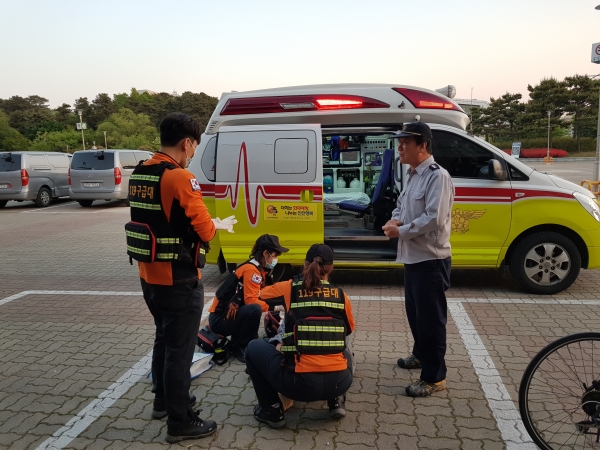 천안시시설관리공단 유신형 직원(오른쪽)이 종합운동장에 쓰러져있던 시민을 발견하고 심폐소생술로 생명을 구했다.
