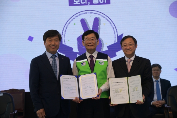 자원봉사협약식(가운데 이원묵 건양대학교총장, 오른쪽-김윤진자원봉사센터장)