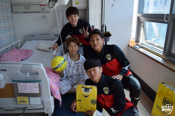 아산 충무병원 방문…어린이 환우들과 함께 하는 모습