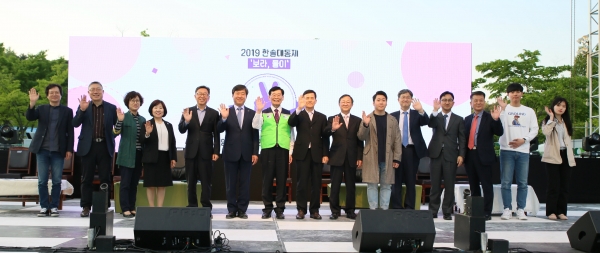 논산시와 계룡시, 대전 서구 관계자 및 건양대 보직교수와 학생들이 기념사진을 찍는 모습