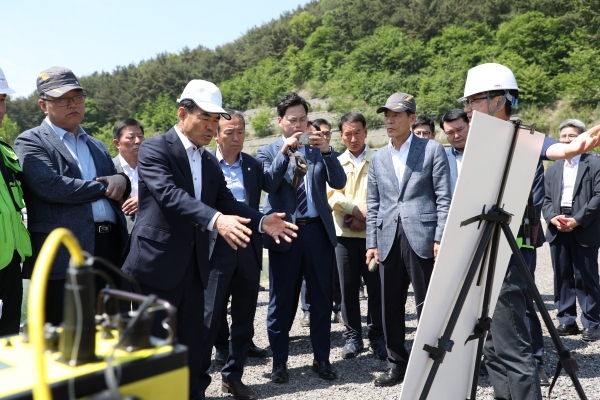 한국농어촌공사는 10일 경남 함안군 봉성저수지에서 정밀안전진단 시연회를 가졌다
