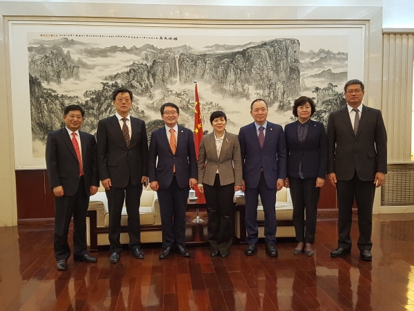 성일종 의원이 임애영 부성장(가운데) 등 산동성 지도층과 함께 기념 사진을 촬영하고 있다.