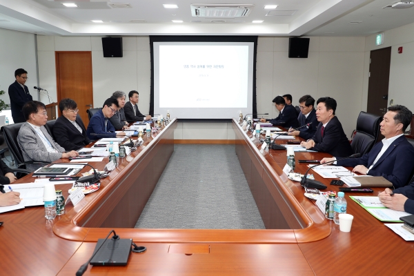 경영진과 외부 전문가들이 지난 9일 공단 본사(대전 소재)에서 명품역사 설계를 위한 자문회의를 개최하고 있다.