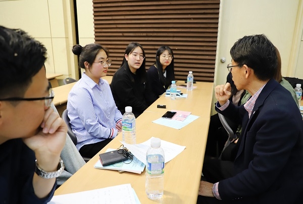 과학프로그램 오리엔테이션에 참가한 고교생들이 지도 교수님과 향후 일정과 주제에 대해 논의하고 있다. ﻿