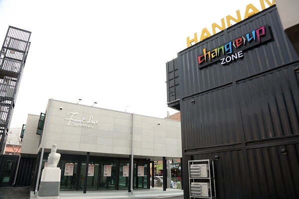 창업한 한남대 학생들과 교수들이 실제 점포와 사무실을 운영 중인 창업존(Chang(e) Up Zone).