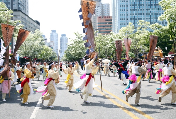 10일 오후 온천로에서 진행된 착정놀이