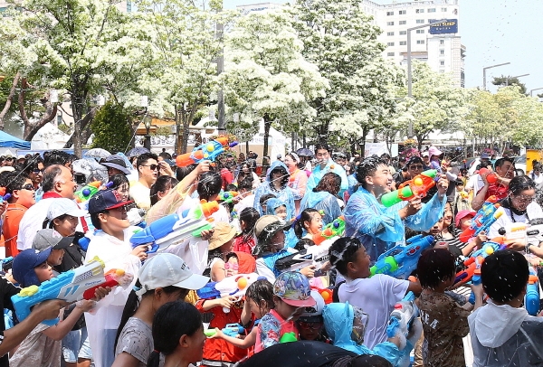 둘째 날과 셋째 날 오후 2시 온천로에서는 온천수 건강물총대첩이 열려 남녀노소 온천수를 맞으며 즐거운 시간을 보내고 있다