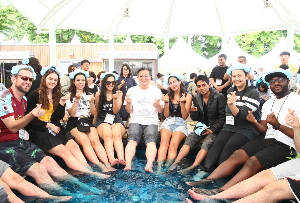 정용래 유성구청장이 11일 오후 온천족욕장에서 외국인 유학생들과 함께 족욕체험을 하고 있다