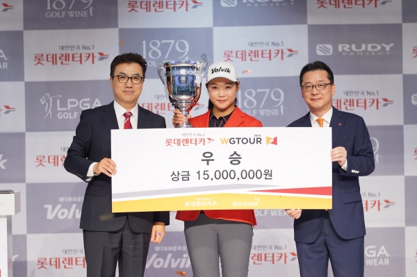 지난 11일 대전 유성구 골프존조이마루에서 열린 ‘2019 롯데렌터카 WGTOUR’ 정규투어 2차 대회에서 (좌측부터) 골프존 박기원 대표, 조예진 선수, 롯데렌터카 남승현 부문장이 우승자 시상식 기념 촬영
