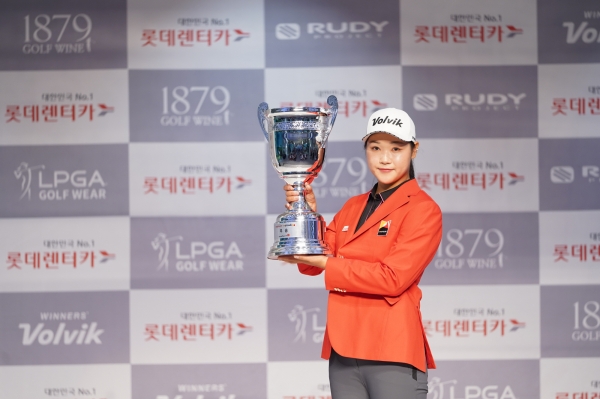 2019 롯데렌터카 WGTOUR’ 정규투어 2차 대회에서 우승자 조예진 선수가 우승컵을 들고 있다.