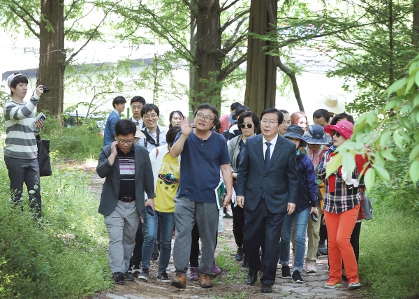지난 11일 흑석동 노루벌 등에서 장종태 서구청장 등이 참석한 가운데 소셜기자단 초청 서구명소 팸투어 모습
