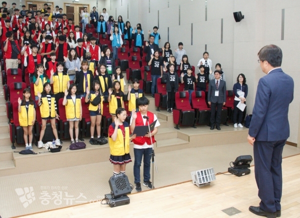 학생 대표가 선서를 하고 있다.