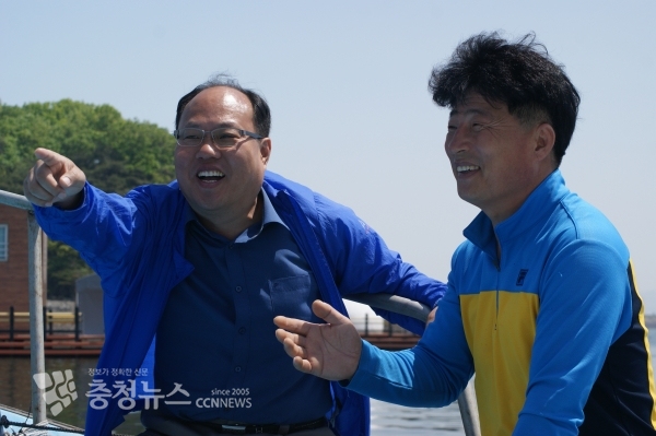 배영근 어촌계장과 창리 어촌계 지원에 앞장선 김정훈 서산시 해양수산과 팀장
