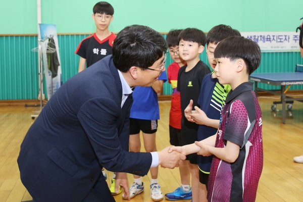 맹정호 서산시장이 출정식에 앞서 훈련장을 찾아 선수들 격려