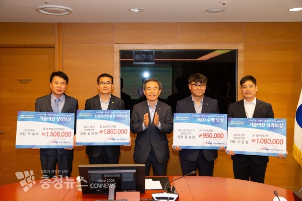 성과보상 수여식, 가운데 서부발전 김병숙 사장 / 충청뉴스 최형순 기자