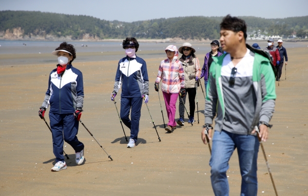 해양치유연구단 광주보건대학교 김성수 교수팀이 몽산포 해수욕장 일원에서 ‘해양치유 복합 프로그램’ 시범운영을 실시. 사진은 ‘해양치유 복합 프로그램 시범운영’ 모습.
