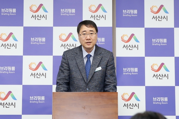 시청 브리핑룸에서 성기찬 평생교육과장이 서산행복교육도시 조성사업 브리핑 모습