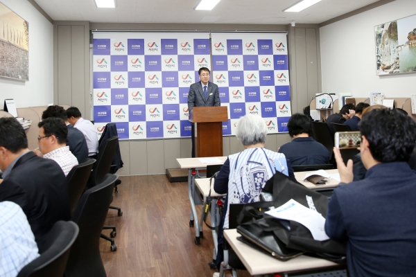 성기찬 평생교육과장이 서산행복교육도시 조성사업 브리핑