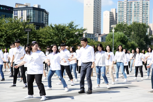 지난해 9월 개최된  가정폭력, 학교폭력예방 플래시몹 행사 모습