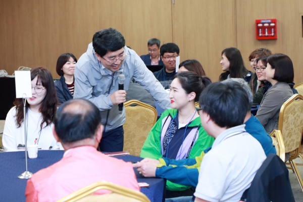 맹정호 서산시장이 민간인근로자들과 소통의 시간을 갖고 있다.