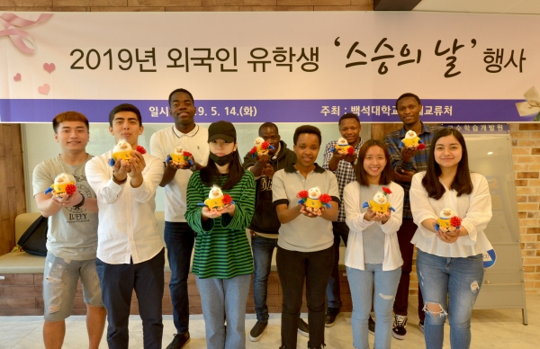 백석대 외국인 학생들이 본국 스승님께 보낼 카네이션을 만들어 들어 보이고 있다