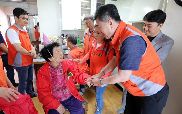 한국타이어앤테크놀로지(주) 동그라미봉사단 보훈가정 독거노인 위문품 전달