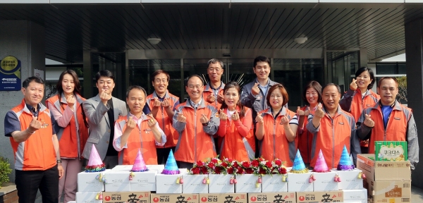 동그라미봉사단 보훈가정 독거노인 위문품 전달 후 단체사진