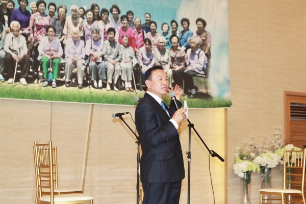 보훈 미망인 위안행사에서 인사말하는 구본영 시장