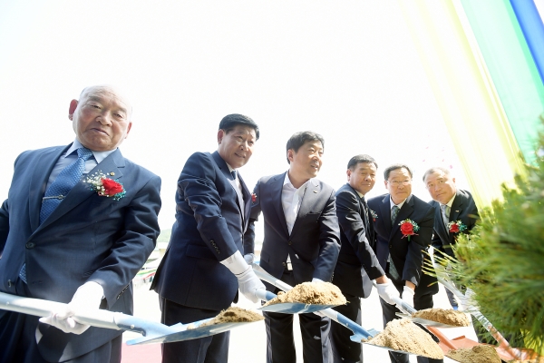 벌곡면 주민자치센터 준공식 황명선 시장과 김진호 시의장 기념식수 모습