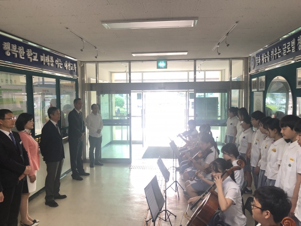 삼육중학교 학생들이 서부교육청 에 찾아와 “스승의 날 기념 아침 작은 음악회”를 개최