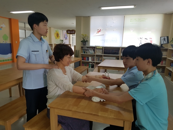 손 마사지로 선생님들께 감사의 마음을 전하는 대전중 학생들