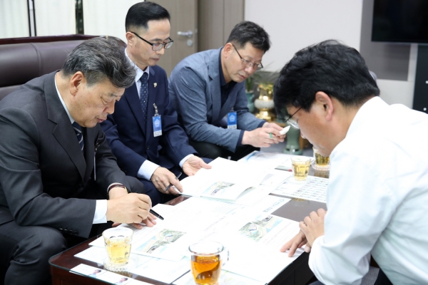 박완주 농림축산식품해양수산위 위원을 방문한 가세로 태안군수 모습.