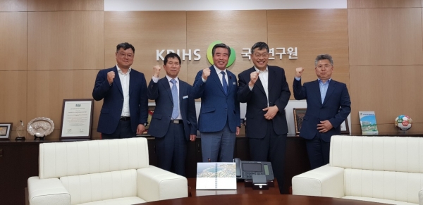강현수 국토연구원장 방문 사업 건의 장면(왼쪽에세 3번째 김동일 시장, 4번째 강현수 국토연구원장).