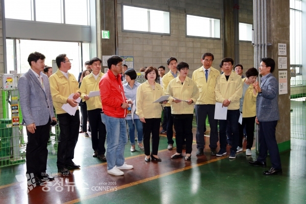 아산 DCI 정배수시설에 대하여 관계자로부터 설명을 듣고 있다.