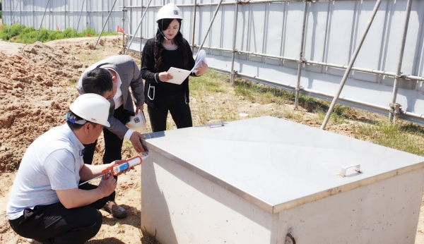 관정QR코드를 붙이고 있는 모습