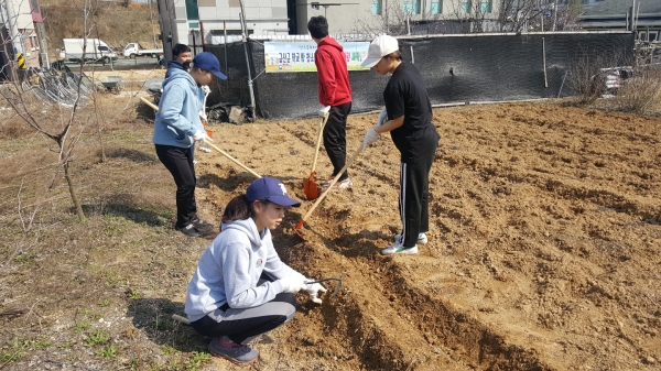 학교 밖 청소년들에게 농사 체험의 기회 제공