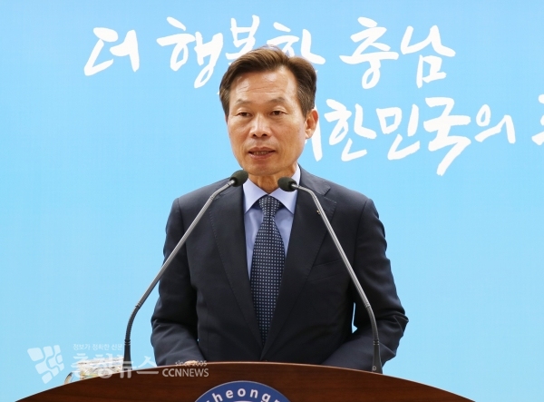 나소열 부지사가 16일 충남도청 브리핑룸에서 기자회견을 열고 "축구종합센터 천안 유치를 위해 행·재정적 지원을 아끼지 않겠다"고 약속했다.