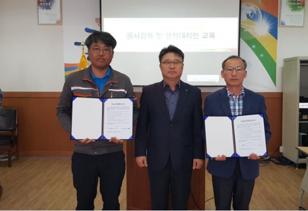 박경홍 지사장 및 공사감독과 현장소장은 공사현장 청렴실천을 위한 청렴이행각서 교환