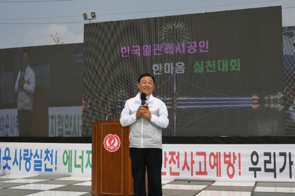 한마음 실천대회에서 축사를 낭독하고 있는 황선봉 예산군수의 모습.