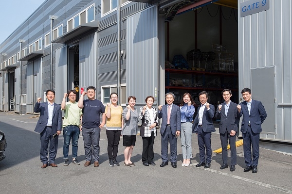 앞줄 좌측 6번째 이정한 대표, 7번째 한국서부발전 김병숙사장