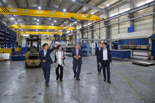 좌측 2번째 이정한 대표, 3번째 한국서부발전 김병숙사장