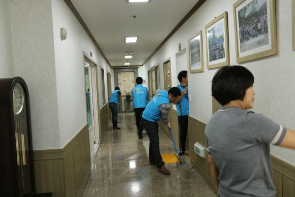 공사 직원들이 보육원 청소 봉사활동 모습