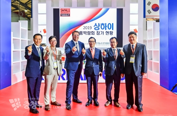 왼쪽부터 aT 상하이지사장 박성국, 주 상하이 총영사관 재경관 김재훈, Sial 그룹 사장 Nicolas Trentesaux(니콜라스 트랑트소), aT 사장 이병호, aT 중국지역본부장 정연수