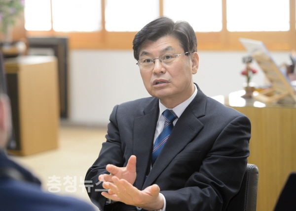 인터뷰 하는 이춘희 세종시장 / 충청뉴스 최형순 기자