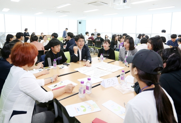 지난 18일 개최된 주민참여예산제에서 서산시의 청소년 정책 방향에 대해 토론하고 있다.