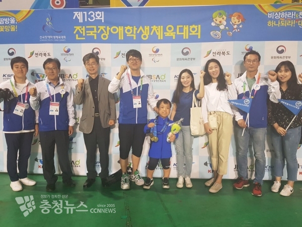 대회에 참가한 학생들과 임원