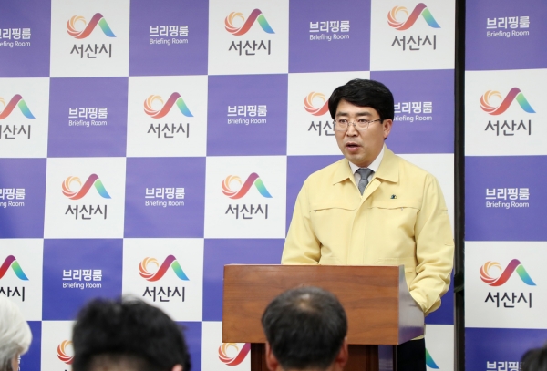 맹정호 서산시장이 20일 시청 브리핑룸에서 지난 17일 한화토탈 유증기 유출사고에 대한 서산시의 입장을 밝히고 있다