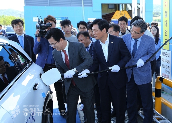 대전시, 제1호 학하 수소충전소 준공식 모습. (왼쪽부터) 허태정 대전시장, 조승래 국회의원, 정용래 유성구청장